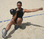 Lars Focke beim Kettlebell-Training am Strand
